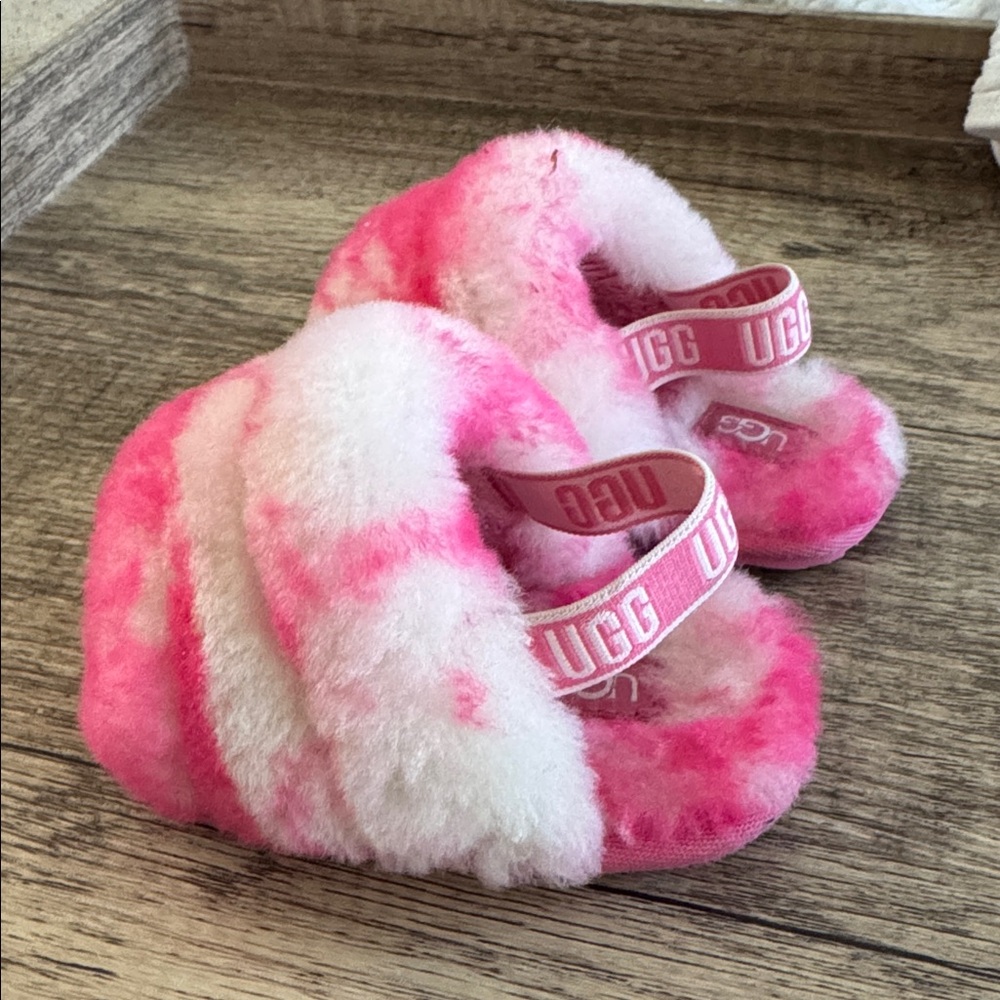 Baby💕💕💕💕
UGG Fuzzy Pink and Cream Slippers
